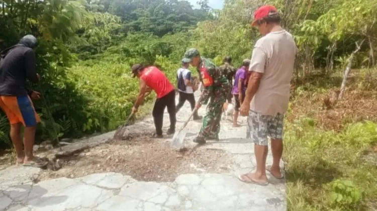 Babinsa dan Warga Marampit Gotong Royong Perbaiki Jalan