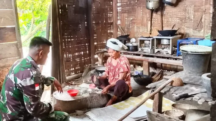 Babinsa Sambangi Pembuat Kue Tradisional