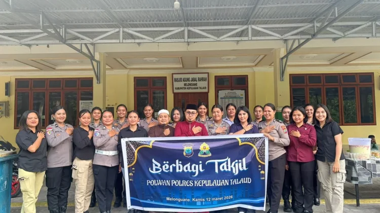 Polwan Polres Talaud Bagikan Takjil di Masjid Melonguane