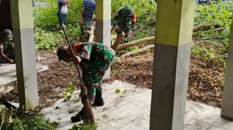 TNI dan Pemerintah Kabaruan Bersihkan Halaman Puskesmas Mangaran