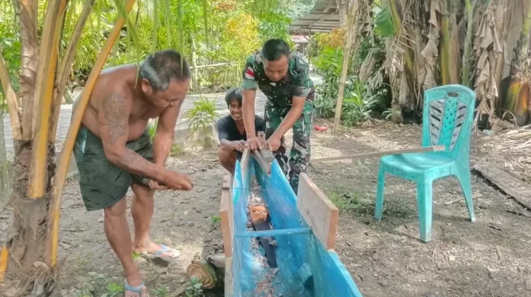 Babinsa Bantu Nelayan Membuat Perahu