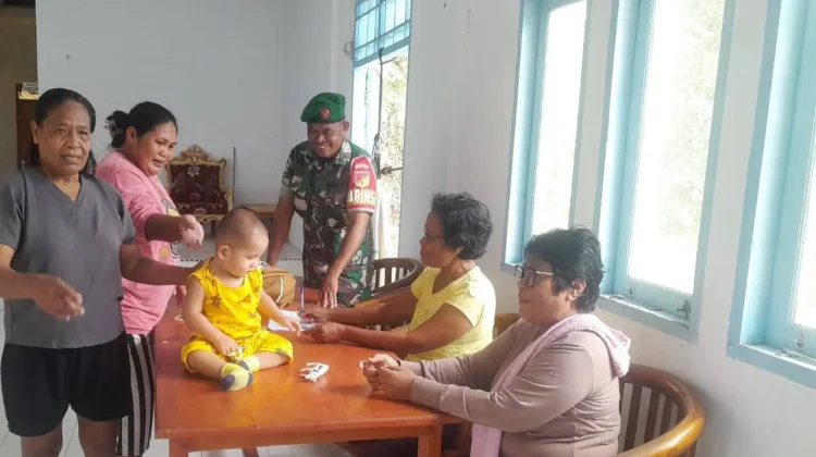 Babinsa Desa Akas Dampingi Kegiatan Posyandu Balita Setempat