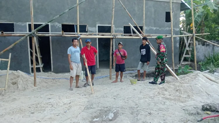 Babinsa Melonguane Kawal Pembangunan Dapur Sehat Siswa Talaud