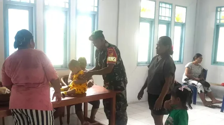 Babinsa Desa Akas Bantu Pelayanan Posyandu Balita