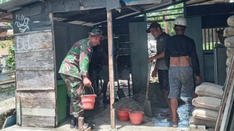 Babinsa Koramil Lirung Bantu Pengecoran Pondasi Rumah Warga