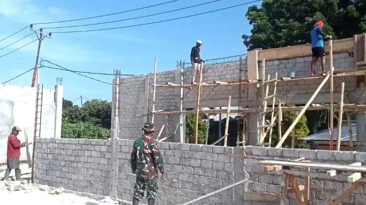 Babinsa Ikut Membantu Penyelesaian Gedung Koperasi Merah Putih