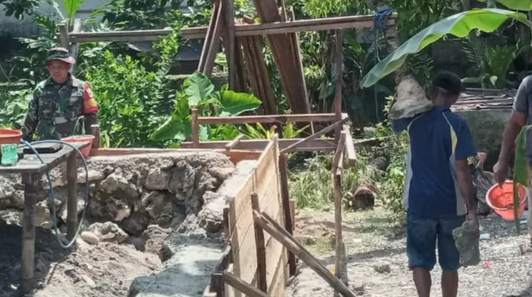 TNI AD Bantu Bangun Rumah Warga