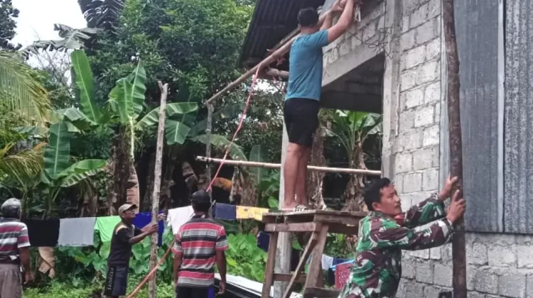 Babinsa Rainis Bantu Warga Pasang Tenda