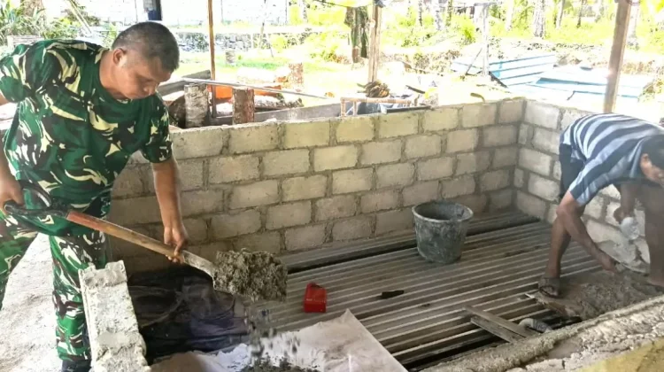 Babinsa Bantu Warga yang Memperbaiki Tempat Usah