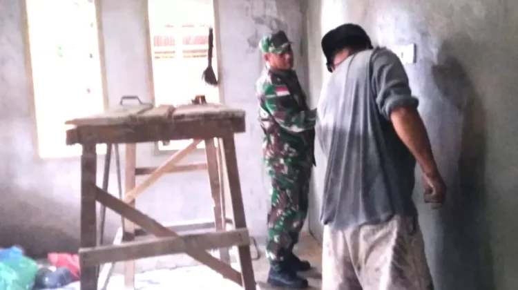 Babinsa Raini Bantu Warga Bangun Rumah