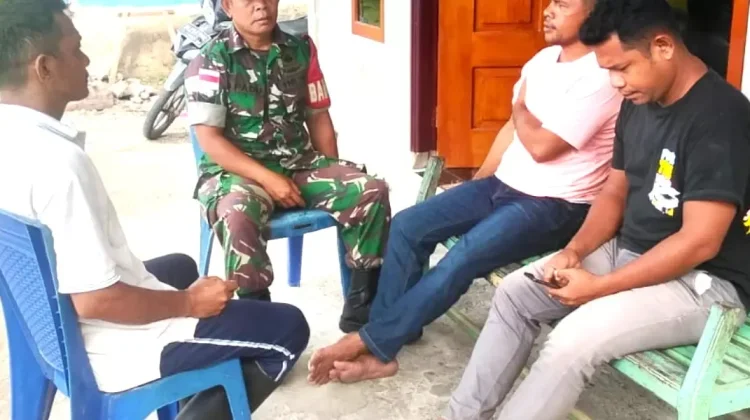 Komsos Babinsa Dapihe, Ajak Warga Lakukan Pembersihan Lingkungan