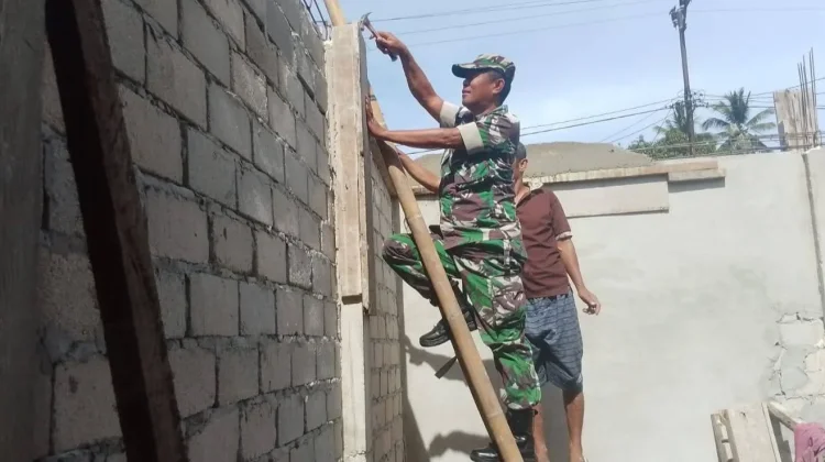 Babinsa Koramil Melonguane Bantu Bangun Rumah Warga Tule