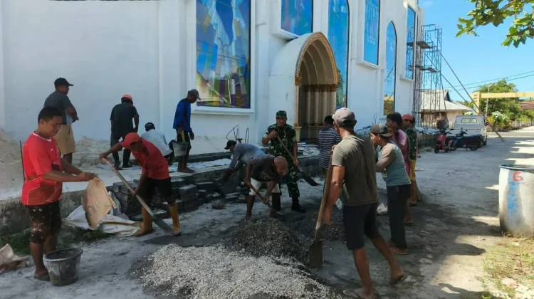 Babinsa Koramil Nanusa Bantu Warga Cetak Batu Bata