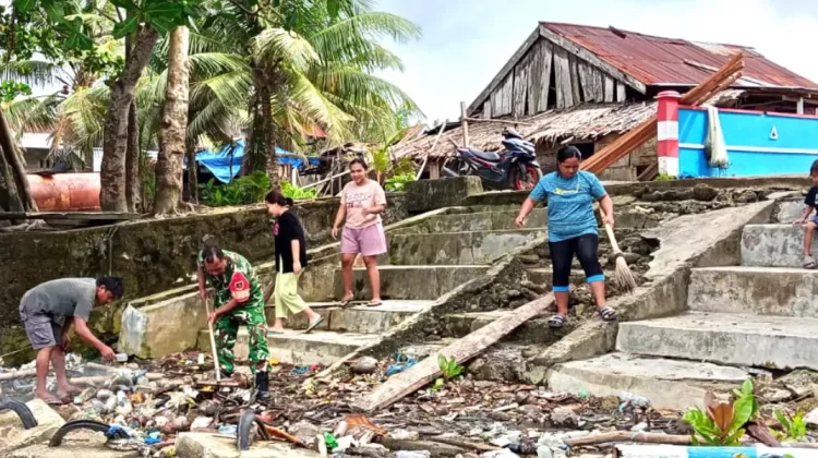 Babinsa Bantu Bersihkan Sampah