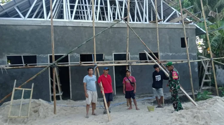 Babinsa Melonguane Kawal Pembangunan Dapur Sehat Sekolah