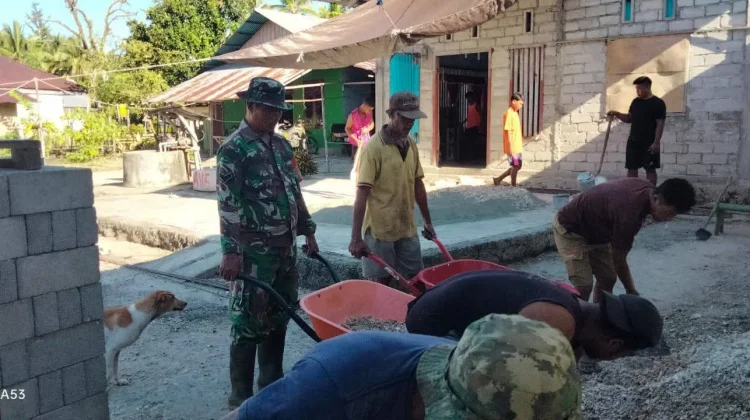 Babinsa Koramil Beo Bantu Bangun Rumah Warga Lobbo