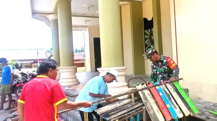 Sambut Paskah Babinsa Ikut Menata Halam Gereja