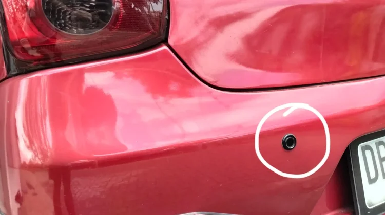 Kenali Fungsi Bulatan Hitam Kecil di Belakang Mobil