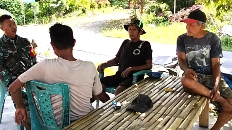 Babinsa Melonguane Komsos Pererat Hubungan dengan Masyarakat