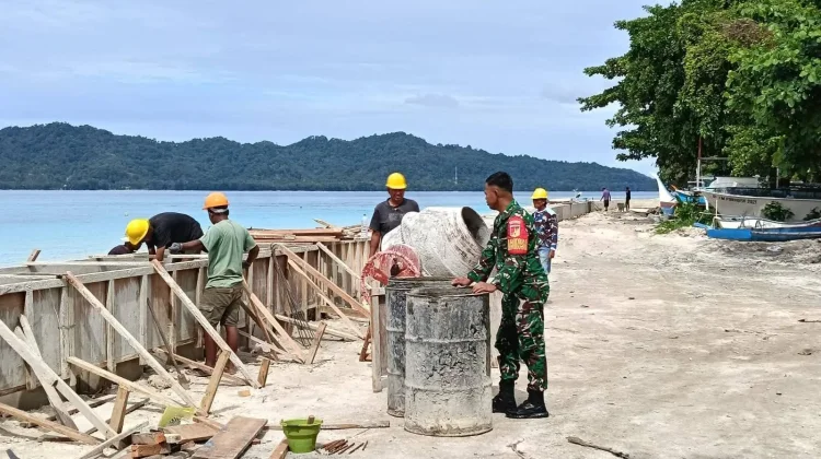 Babinsa Pantau Pembangunan Talut di Kelurahan Melonguane Barat