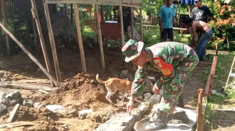 Babinsa Bantu Warga dalam Membangun Rumah