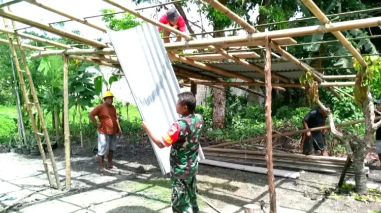 Babinsa Lirung Bantu Warga dalam Pembuatan Bangsal