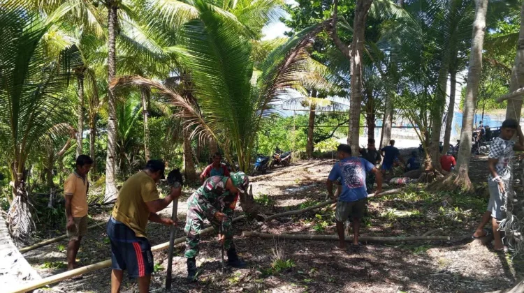 Babinsa dan Jemaat Sion Marampit Kerja Bakti Paskah