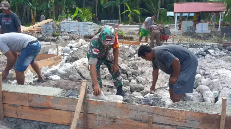 Babinsa Bantu Warga Bagun Tempat Tinggal yang Nyaman