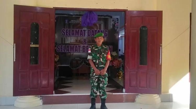 Babinsa Melonguane Kawal Ibadah Jumat Agung Penuh Hikmat