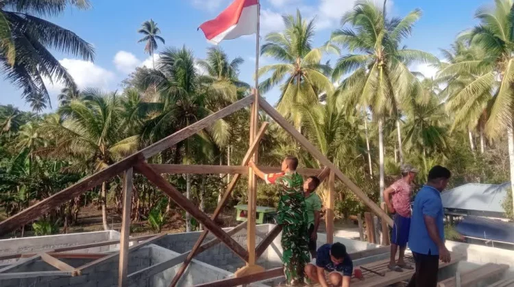 Babinsa Koramil Rainis Bantu Warga Pasang Kap Rumah