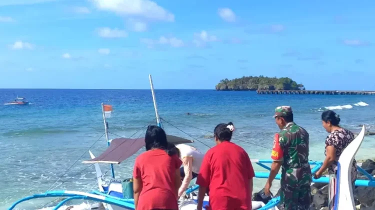 Babinsa Miangas Bantu Nelayan Turunkan Perahu