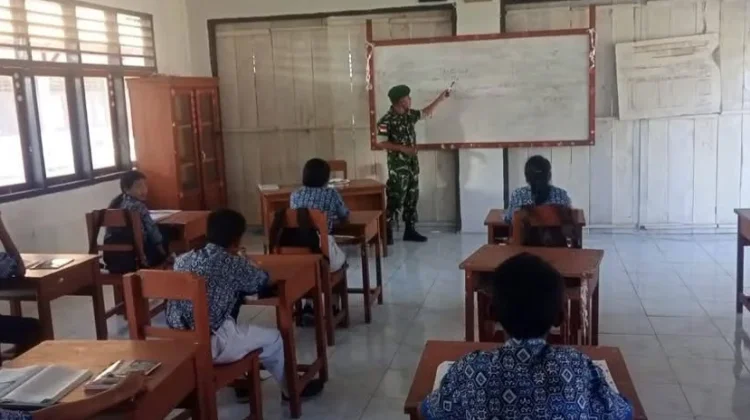 Babinsa Berikan Materi Wasbang di SMPN 2 Miangas