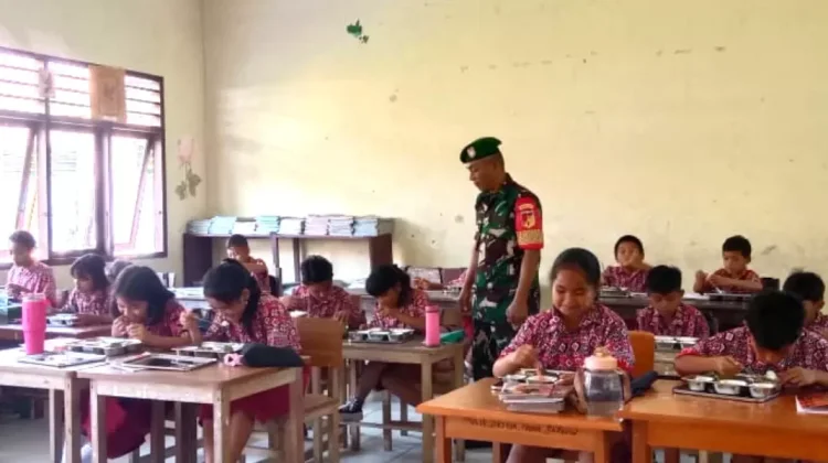 Babinsa Kawal Pembagian MBG