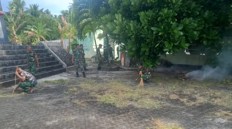 TNI Bersama Warga Miangas Bersihkan Halaman Monumen Santiago