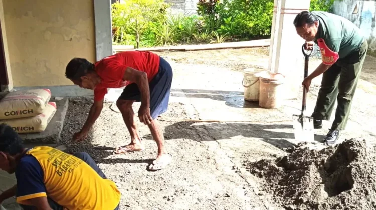 Babinsa Bantu Warga Binaan Bagun Rumah Tinggal