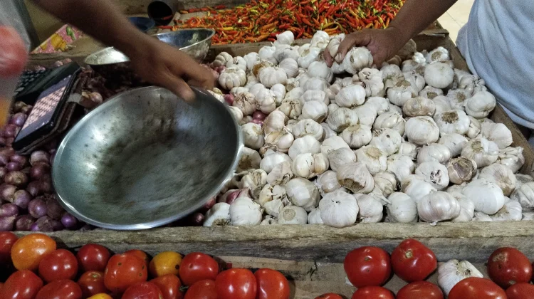 Harga Bawang Putih di Pasar Lirung Naik