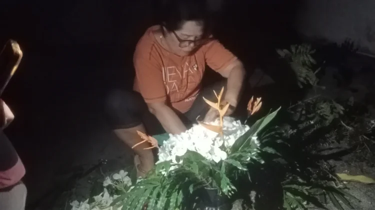 WKI St Petrus Merangkai Bunga Altar Sambut MIsah Minggu