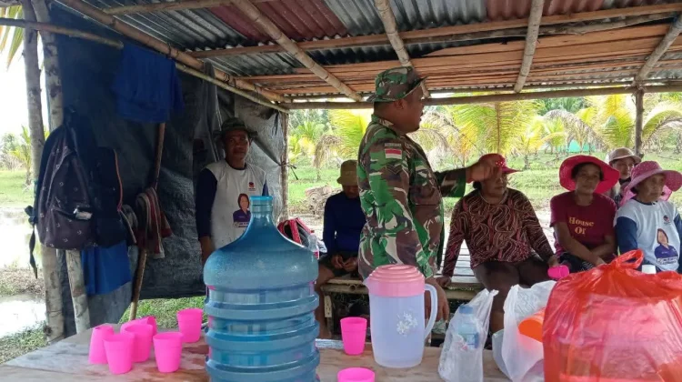 Babinsa Desa Ambela Pererat Silaturahmi Bersama Petani Padi