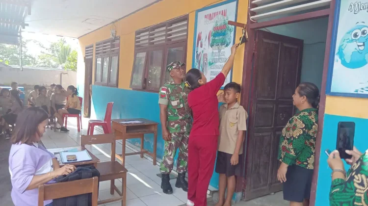 Babinsa Dampingi Pemeriksaan Kesehatan Siswa SDK Kalvari Dapalan