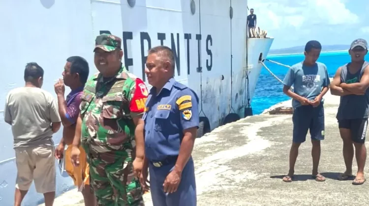 Babinsa Pantau Aktivitas Penumpang di pelabuhan Kakorotan