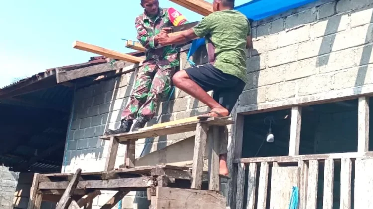 Babinsa Rainis Bantu Warga Bangun Rumah