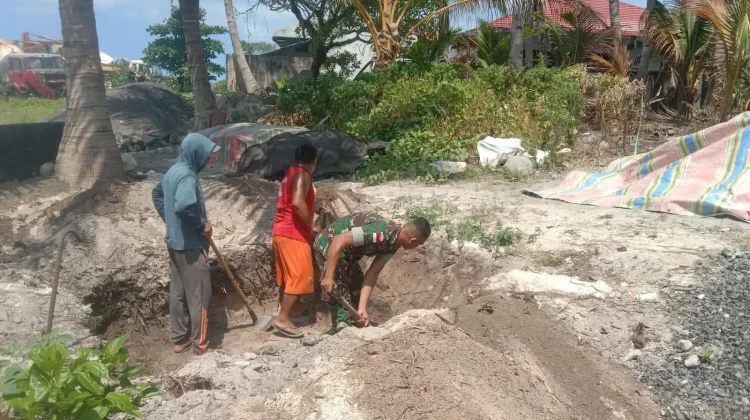 Babinsa Miangas Dampingi Warga Bangun Tempat Pengolahan Kopra