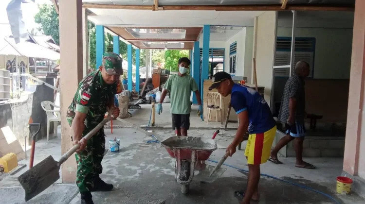 Babinsa Desa Karatung Bantu Pengecoran Rumah Milik Warga