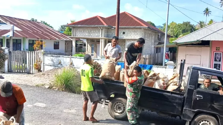 Babinsa Bantu Warga Angkat Pasir