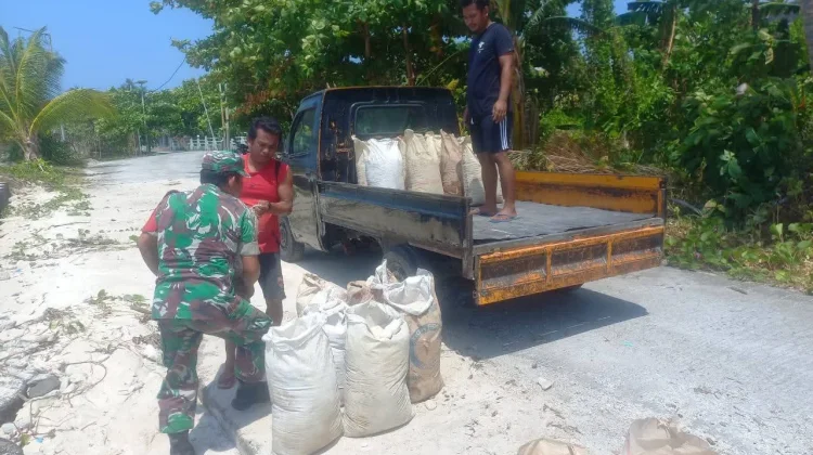 Babinsa  Bantu Angkut Material Pembangunan Rumah Warga Miangas