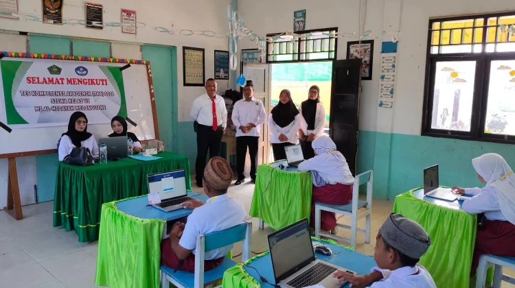 Kakan Kemenag Talaud Memantau Tes Akademik  Madrasah Ibtidaiyah Al-Hidayah