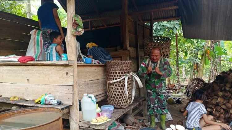 Babinsa Pererat Sinergi Bersama Petani Kelapa Desa Bannada