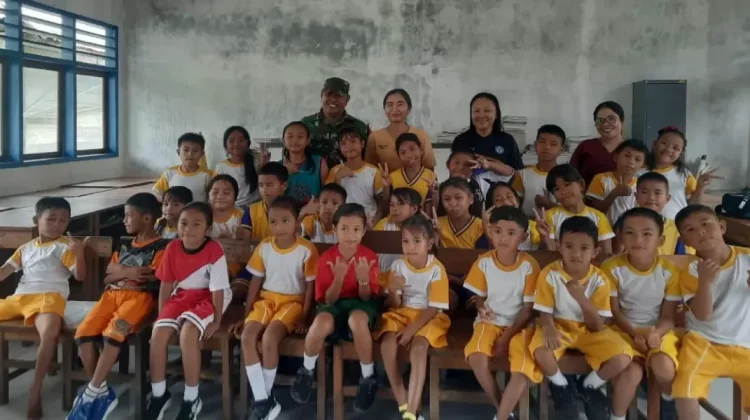 Babinsa Beri Pendamping pada Imunisasi Anak di Kakorotan