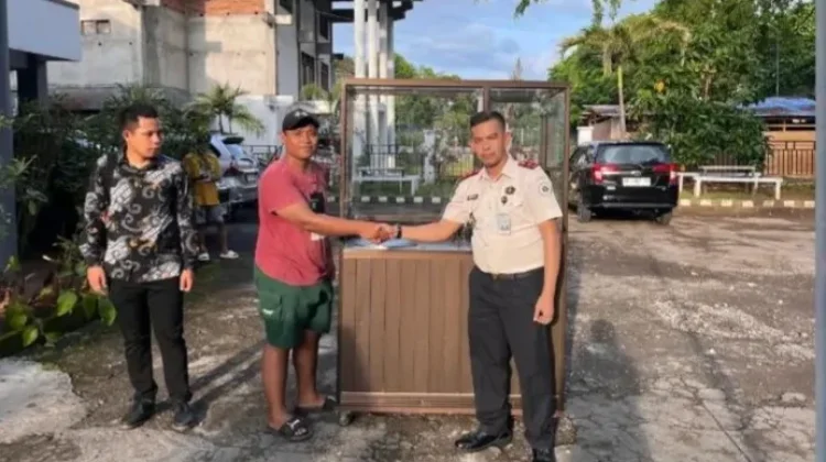 Kalapas Lirung Serahkan Bantuan Gerobak Usaha bagi Masyarakat