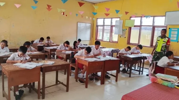 Babinsa Kiama Barat Tanamkan Kedisiplinan di SDK Imanuel